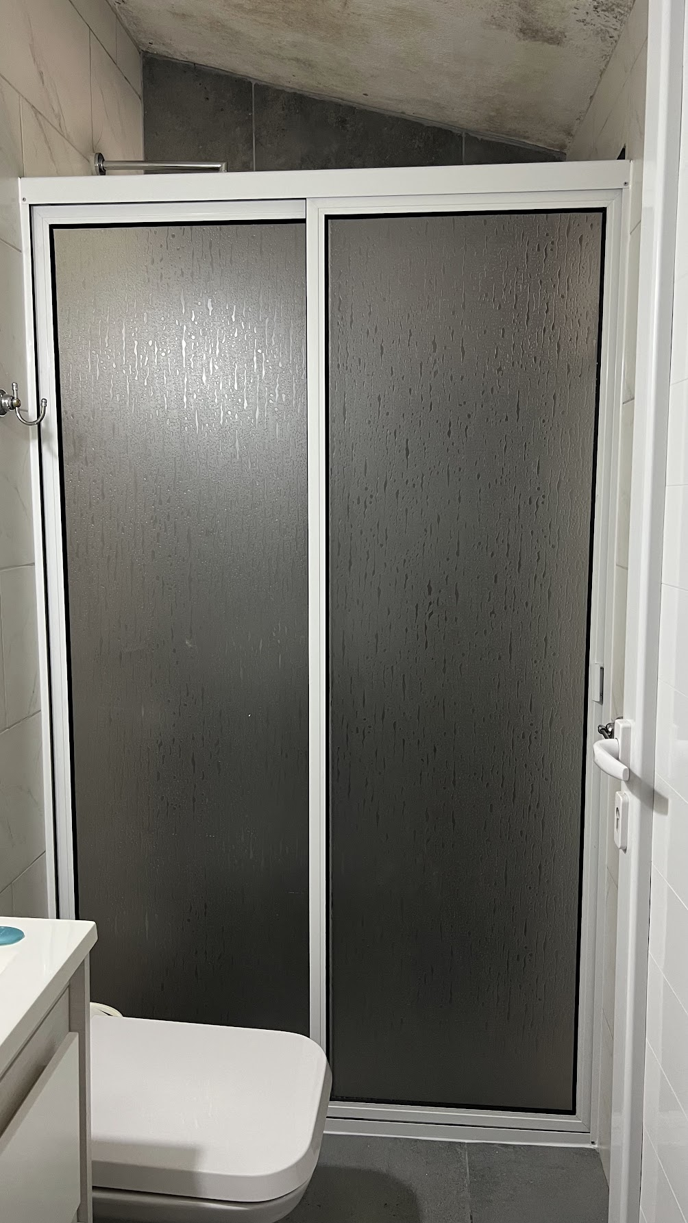 Corrediza en baño compacto con tiradores laterales 
