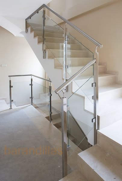 Escalera con barandas vidriadas y pasamanos redondos