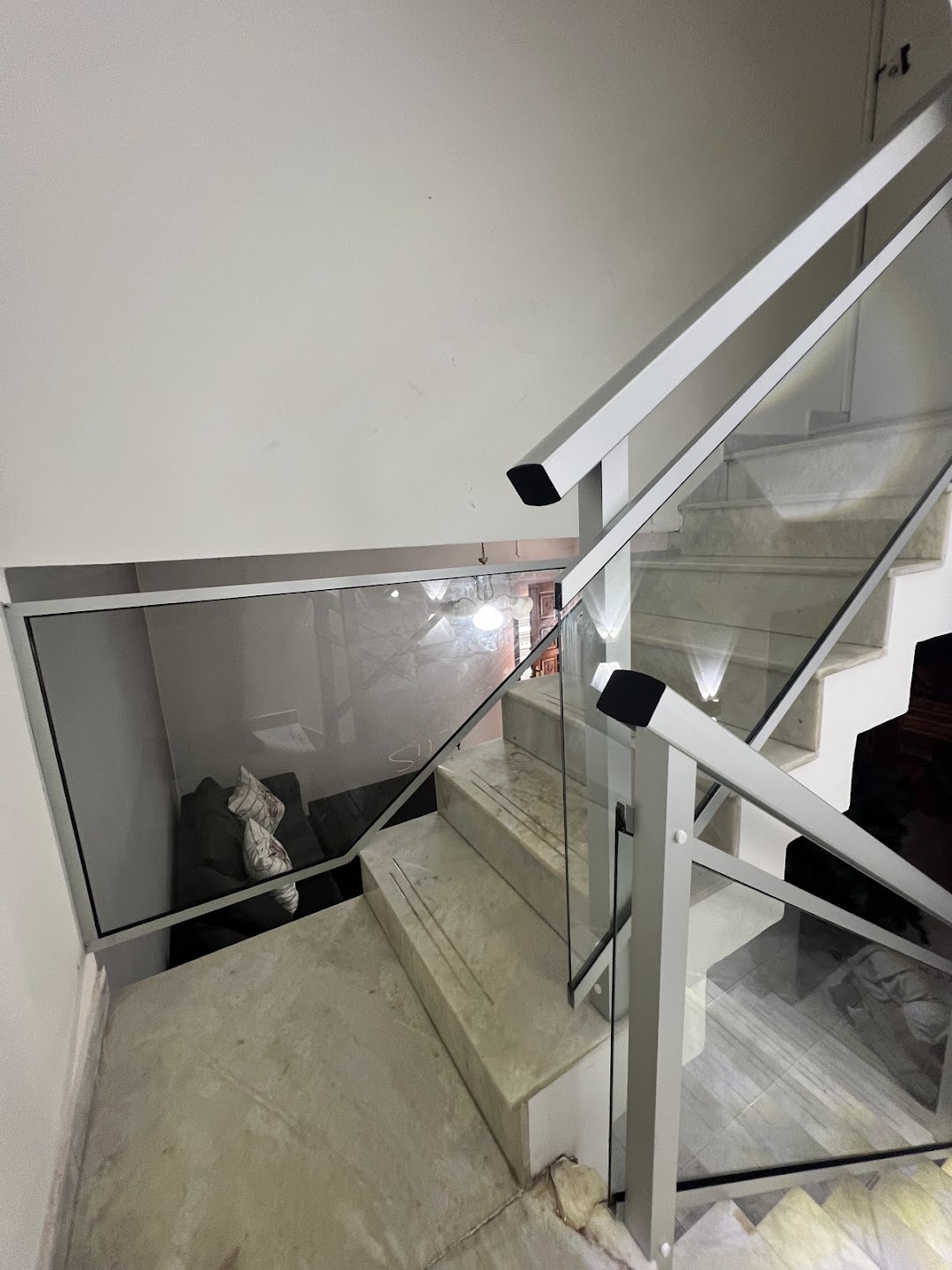 Escaleras con barandas vidriadas y perfiles robustos