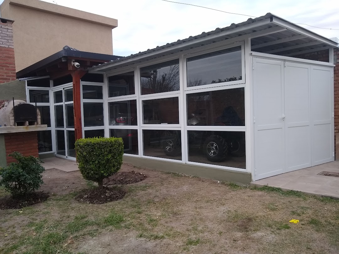 Cerramiento exterior con perfiles blancos, paños vidriados 