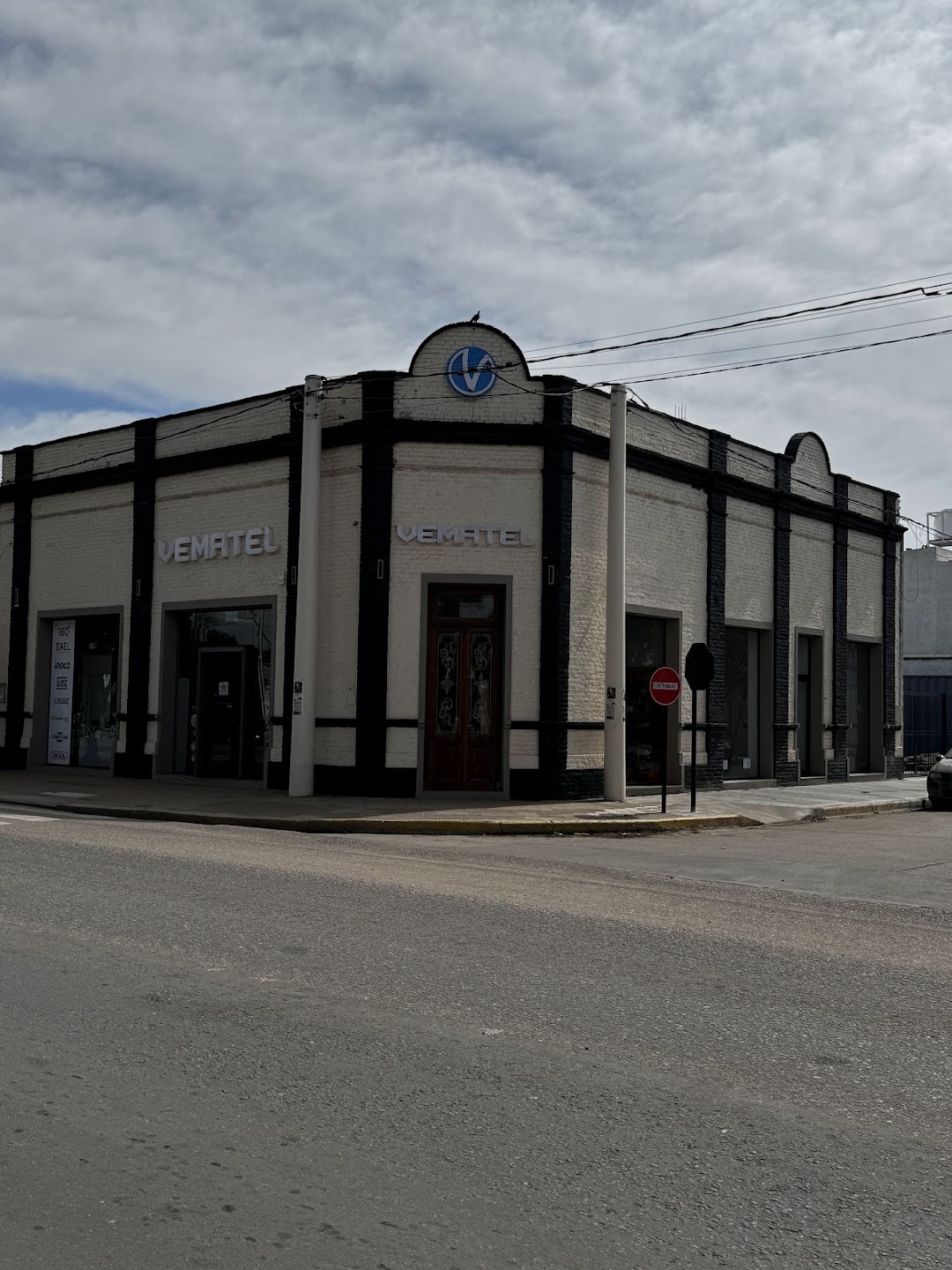 Fachada comercial en esquina con accesos y paños vidriados
