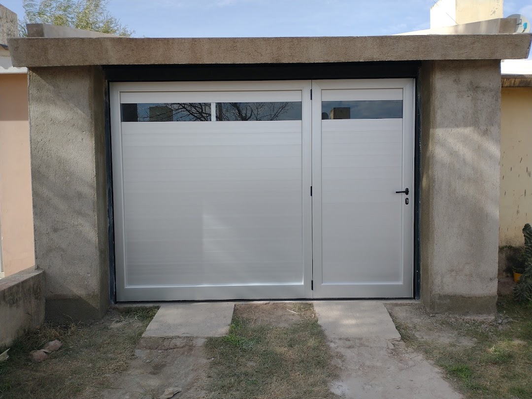 Portón color anodizado natural con puerta de escape y vidrios horizontales