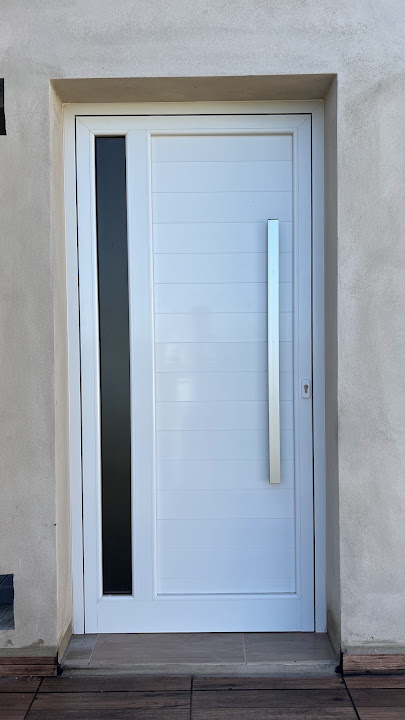 Puerta blanca con paño vidriado vertical y barral largo