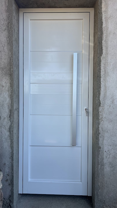 Puerta ciega color blanco con barral y detalles horizontales en anodizado