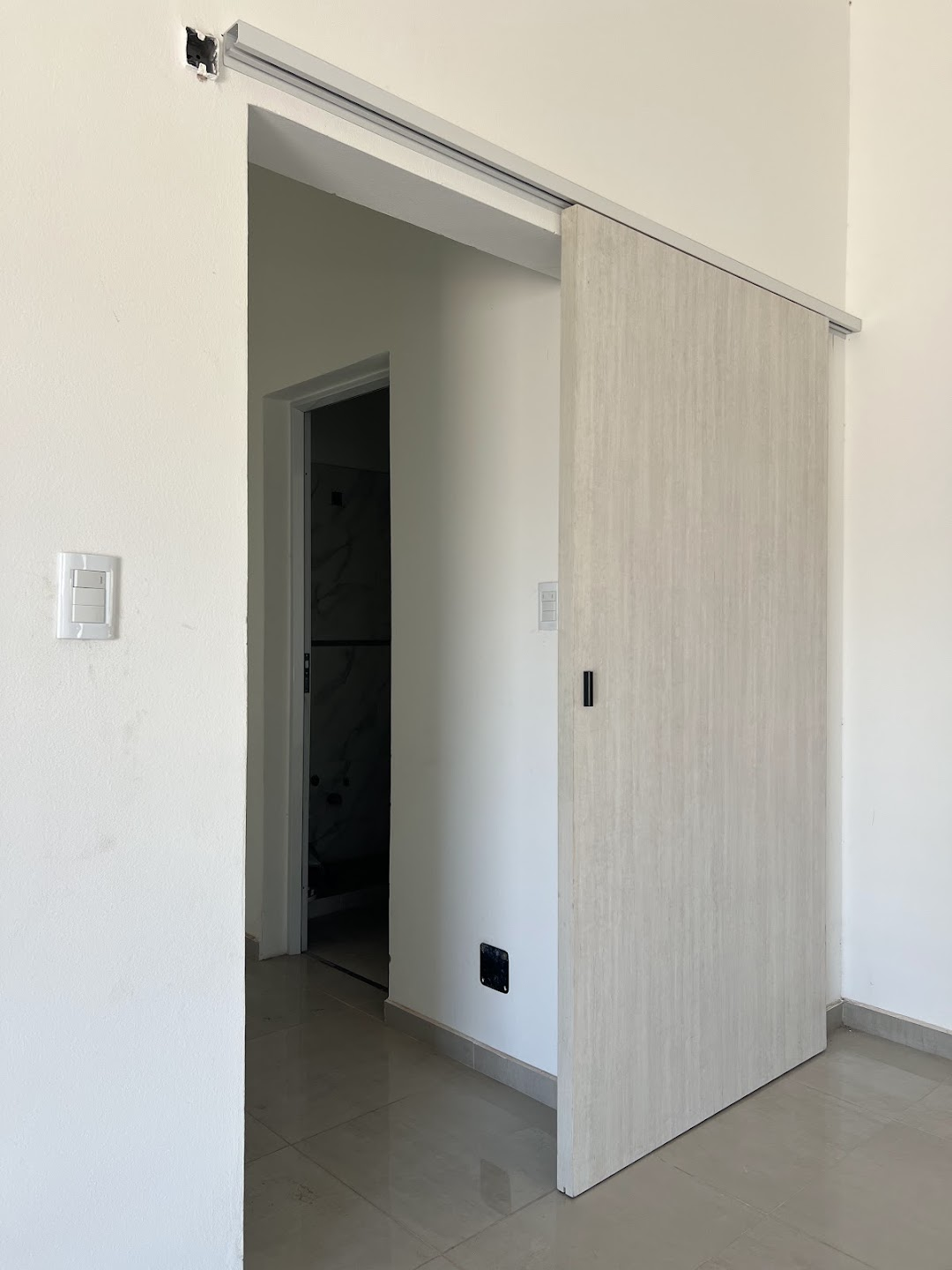 Puerta corrediza de melamina en tono claro