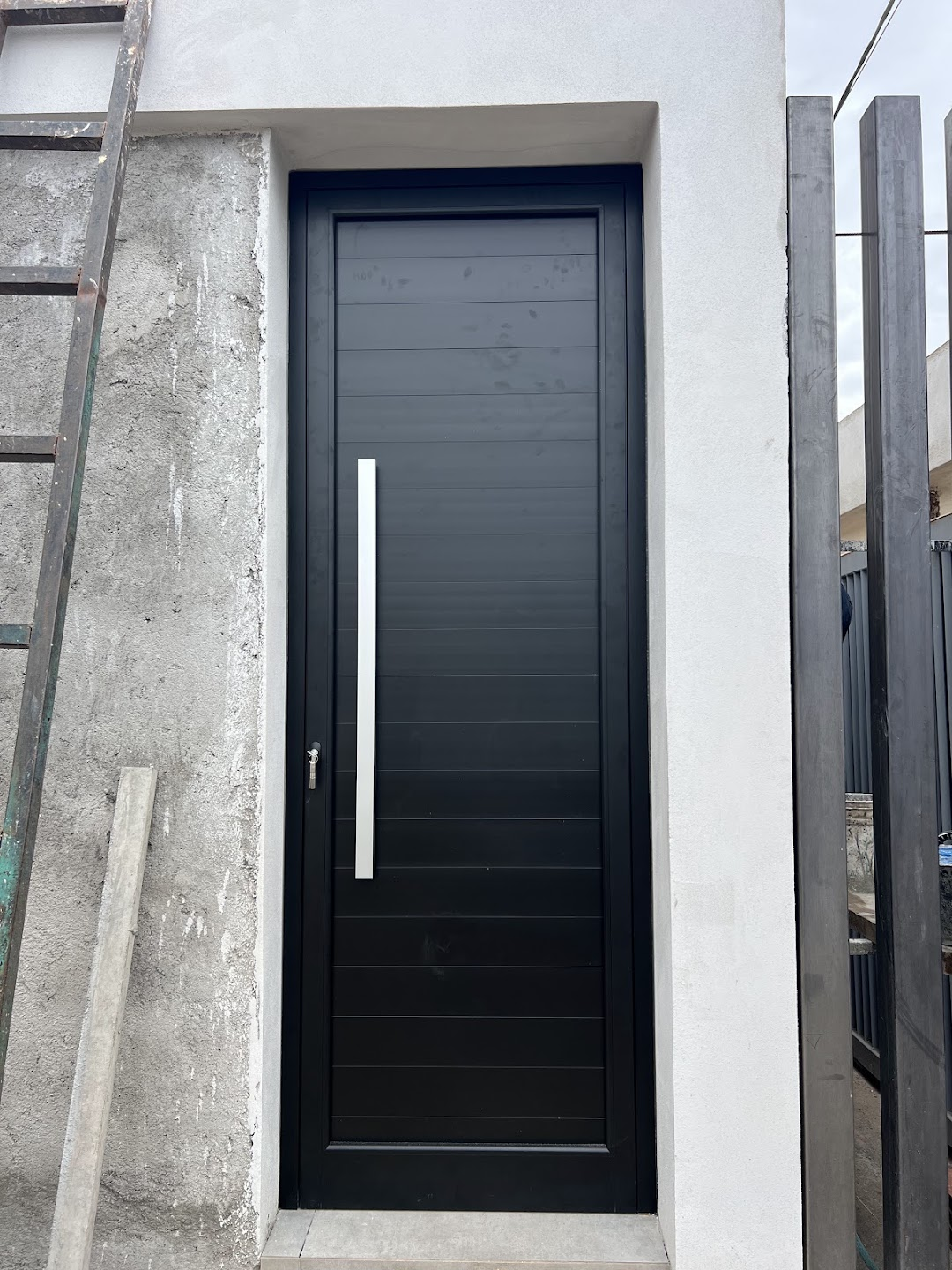Puerta ciega color negro con barral