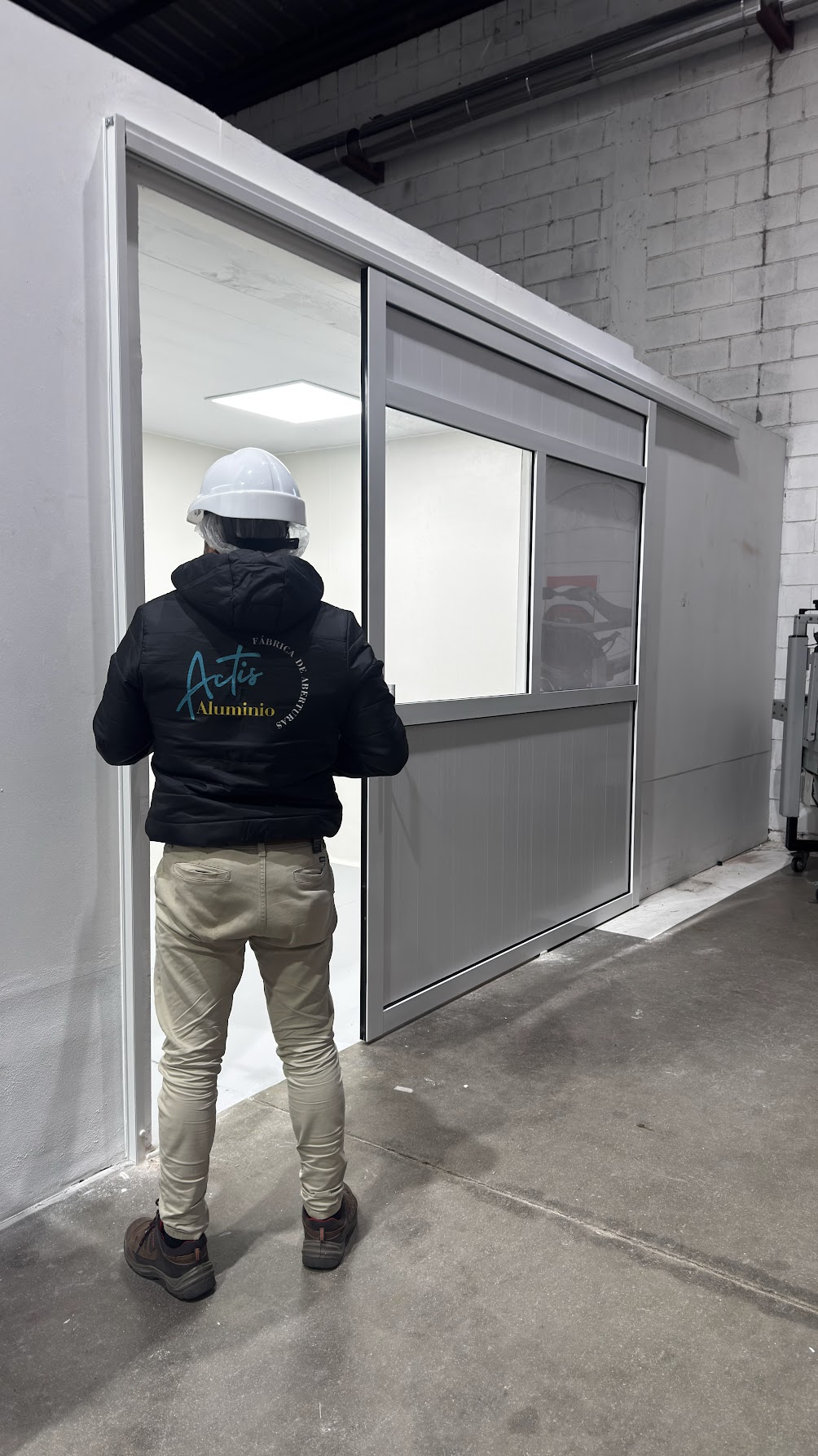 Equipo de Actis trabajando en la instalación de un cerramiento