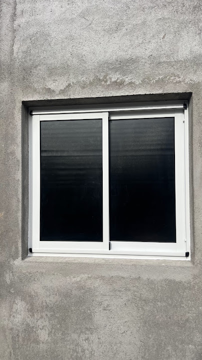 Ventana corrediza blanca con vidrio traslucido vista exterior