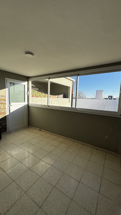 Conjunto de ventanas blancas con cierre bipunto visto desde el interior