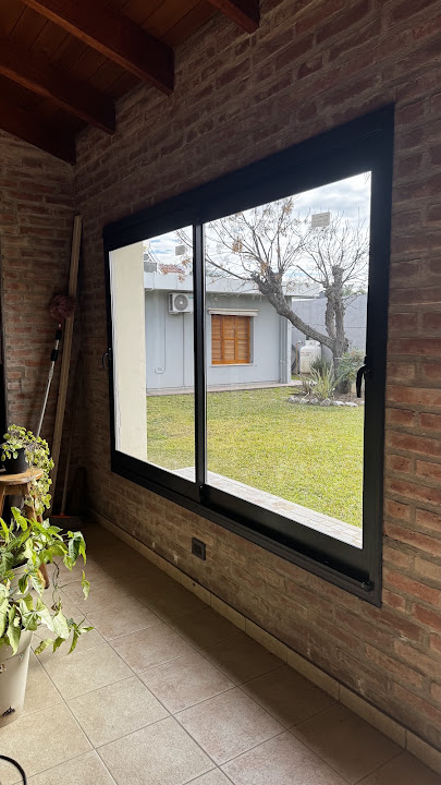 Ventana corrediza negra con cierres bipunto vista interior
