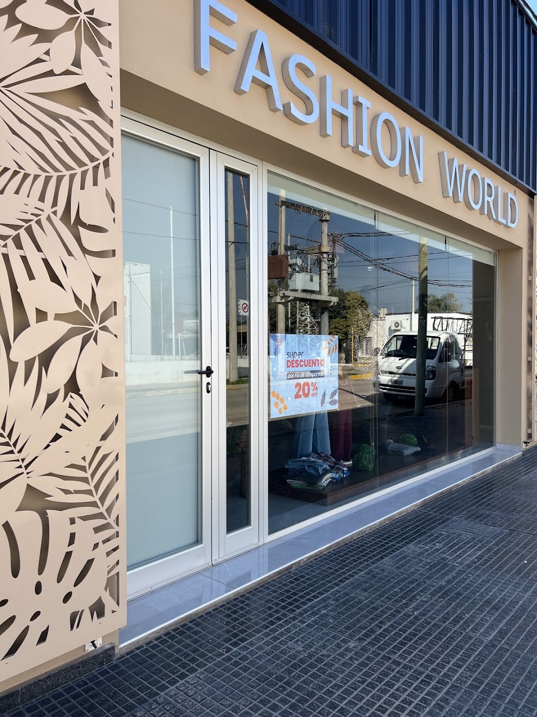 Frente de local de indumentaria con gran vidriera y puerta de aluminio vidrio blindex 5+5 